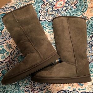 Grey winter boots